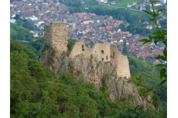Château du Giersberg surplombant la Ville de Ribeauvillé Office de Tourisme du Pays de Ribeauvillé et Riquewihr